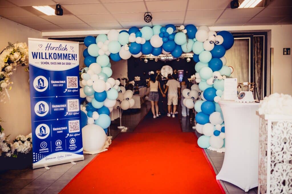 Sommerfest der Haushaltshilfe Kreis Unna: Empfang mit Ballonbogen und rotem Teppich in der Bördelandhalle Welver